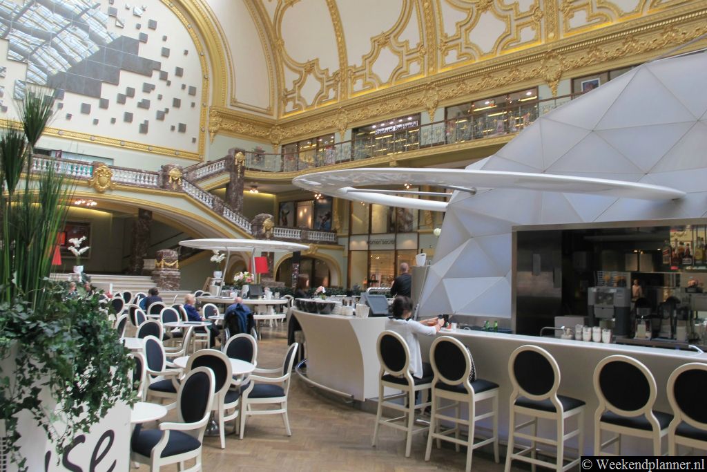 De Stadsfeestzaal is een luxueus winkelcentrum aan de Meir. De Stadsfeestzaal is uitbundig gedecoreerd met fraai stucwerk en overdadig veel bladgoud.Tips: Shopping Stadsfeestzaal.